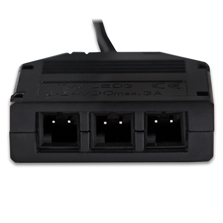 Verteiler MP mit 3 Ausgängen, max. 3 A/Ausgang, insgesamt max. 8 A, 2 m Kabel AWG 18/0,82 mm², mit Power-Stecker. Abmessungen øerteiler ca.: 33,7×10×38 mm, Durchmesser des Power-Steckers ca. 10,5 mm. Schwarze Farbe.