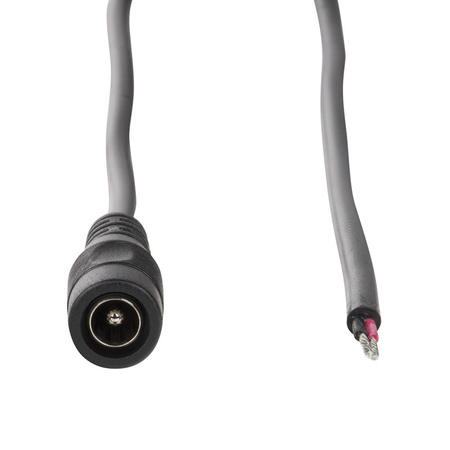 Power-Versorgungsstecker – Steckdose, mit 2-adrigem Kabel mit einem Querschnitt von AWG 18/0,82 mm², Länge ca. 2000 mm. Dieser Stecker ist z. B. mit einem Netzteil aus Kunststoff, mit Stecker – Eurostecker beendet, zum Einspeisen von Fernbedienung, Dimmer etc. vorgesehen bzw. kann ein derartiges Netzteil einfach direkt am LED-Streifen (durch Löten, mit Klemmen etc.) angeschlossen werden. Der Stecker wird für einen max. Strom von 10 A empfohlen.